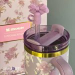 تراول ماگ استنلی گلدار با جعبه کادویی رنگ بنفش -Stanley کد 0283 - Image 3