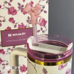 تراول ماگ استنلی گلدار Stanley Quencher طرح گل رز بنفش با بدنه سفید- کد 0286 - Image 3